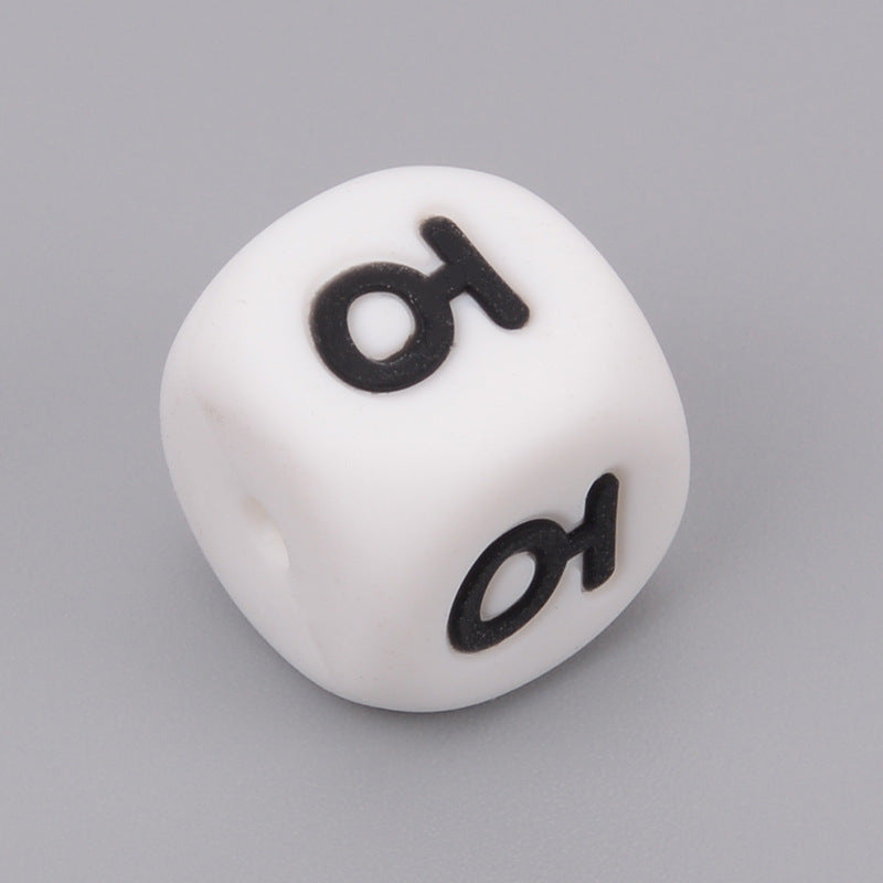 Letras rusas de silicona de 50 piezas al por mayor cuentas dispersas